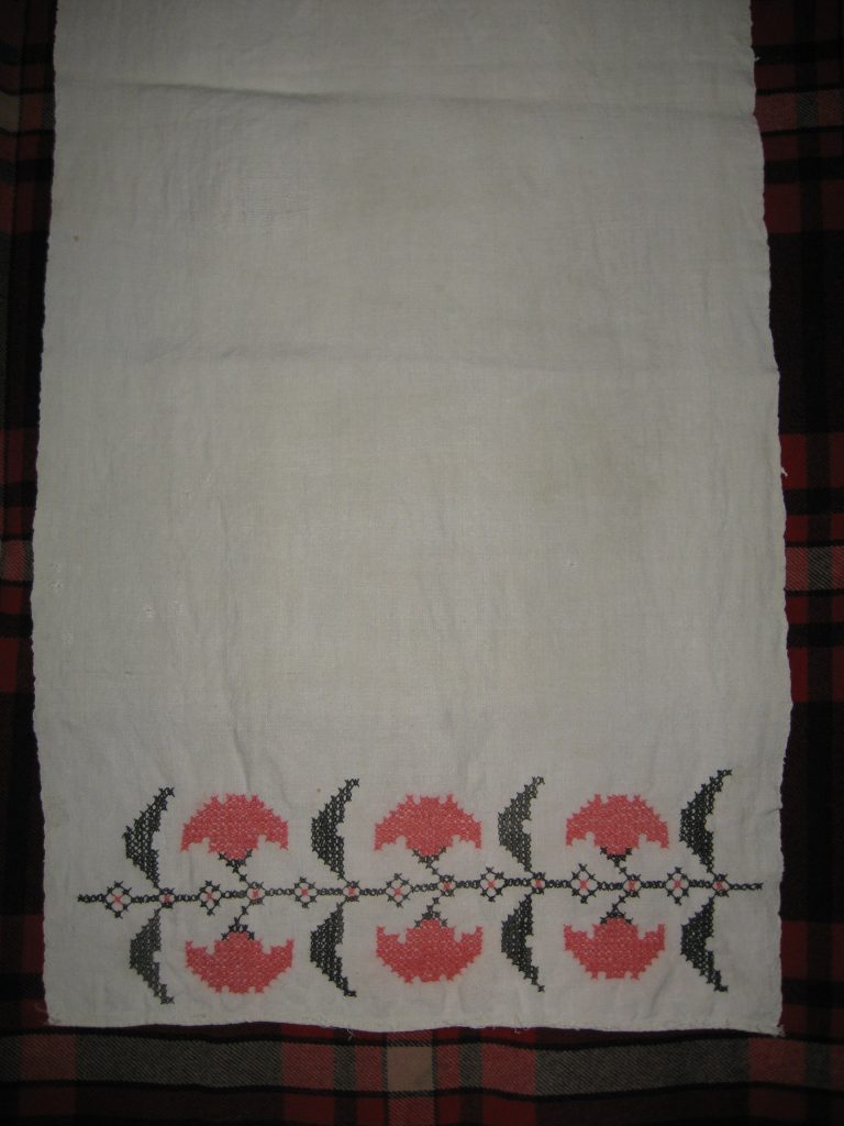 Полотенце. Льняное полотно простого полотняного переплетения домашнего ткачества украшено вышивкой в технике двойной крест по счету нитей. Дл. 213 см., ш. 39,5 см.