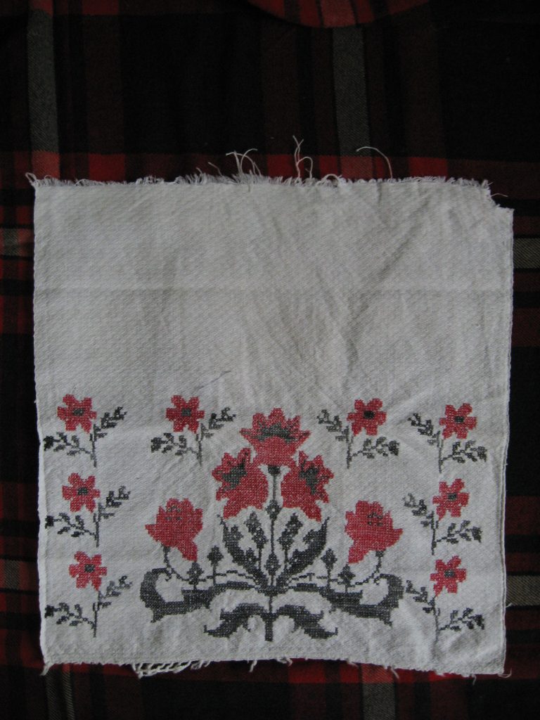 Фрагмент полотенца. Полотно льняное узорного домашнего ткачества вышито в технике простой крест по счету нитей. Дл. 36,5 см, ш. 36,5 см.