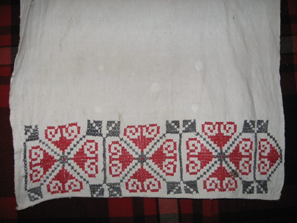 Полотенце. Льняное полотно простого полотняного переплетения домашнего ткачества украшено вышивкой в технике двойной крест по счету нитей. Дл. 206 см, ш. 34, 5 см.