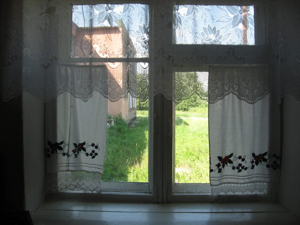 Занавески на окнах в музее «Истоки». Поспелихинский район, с. Клепечиха.