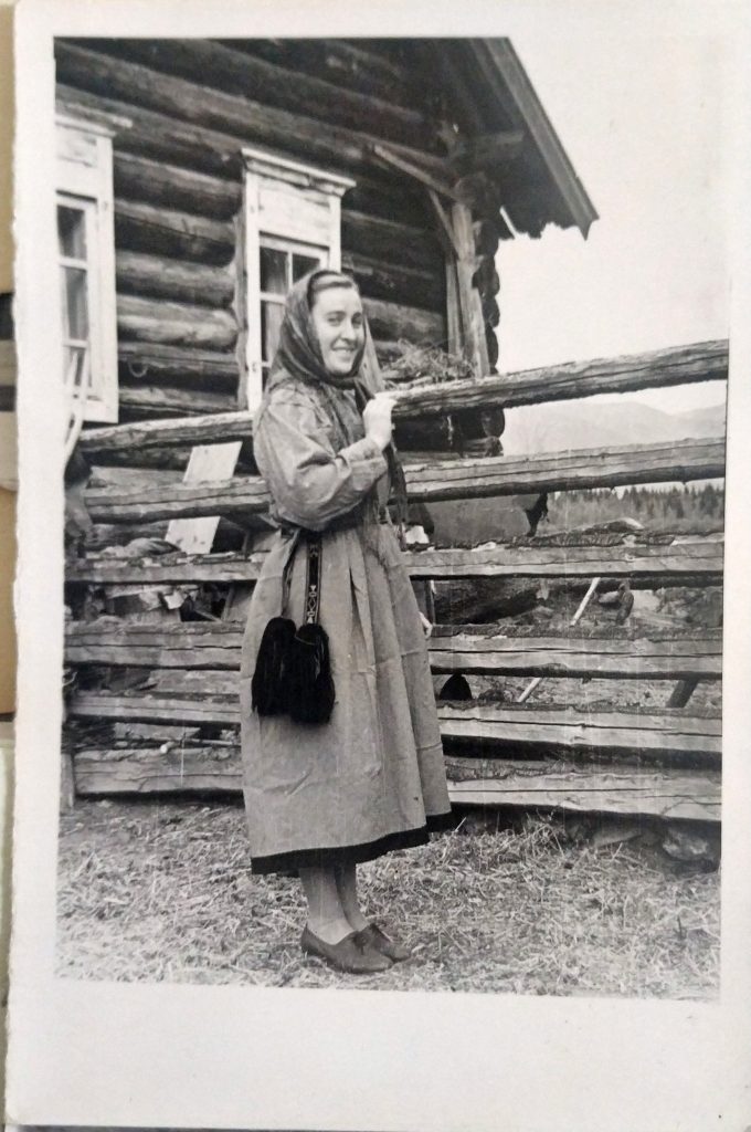 Девушка в костюме кержачки, с. Верх-Уймон, 1959 г. Документальный фонд БКМ.
